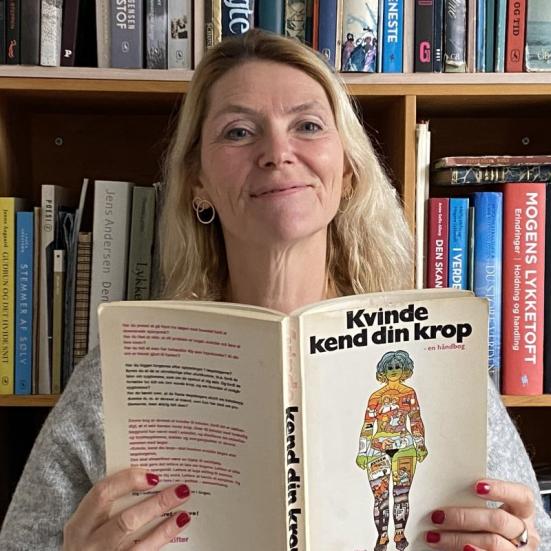 Maja Lykketoft med første udgave af Kvinde kend din krop