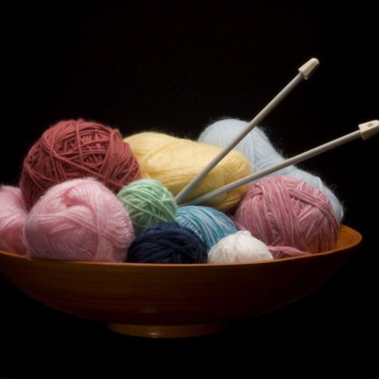 Garn og strikkepinde i fad