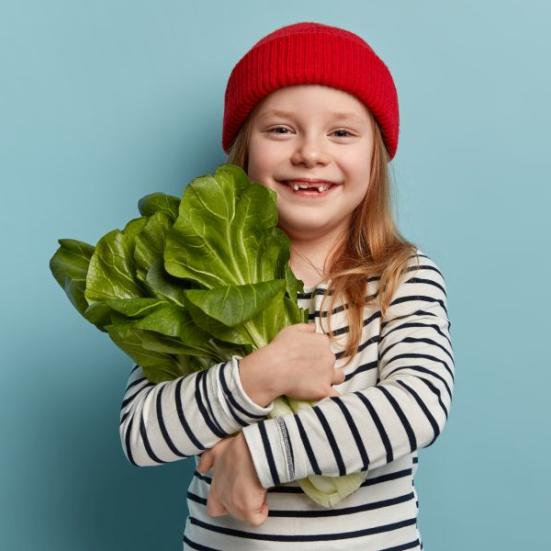 Pige, der holder et salathoved