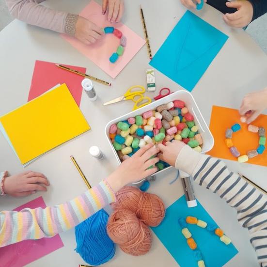 Børn, der danner bogstaver