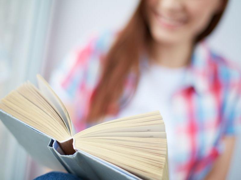 Kvinde med åben bog