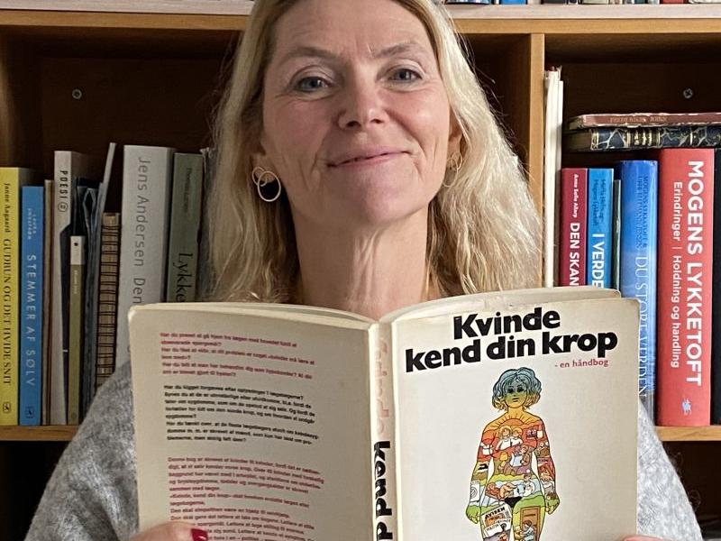 Maja Lykketoft med første udgave af Kvinde kend din krop