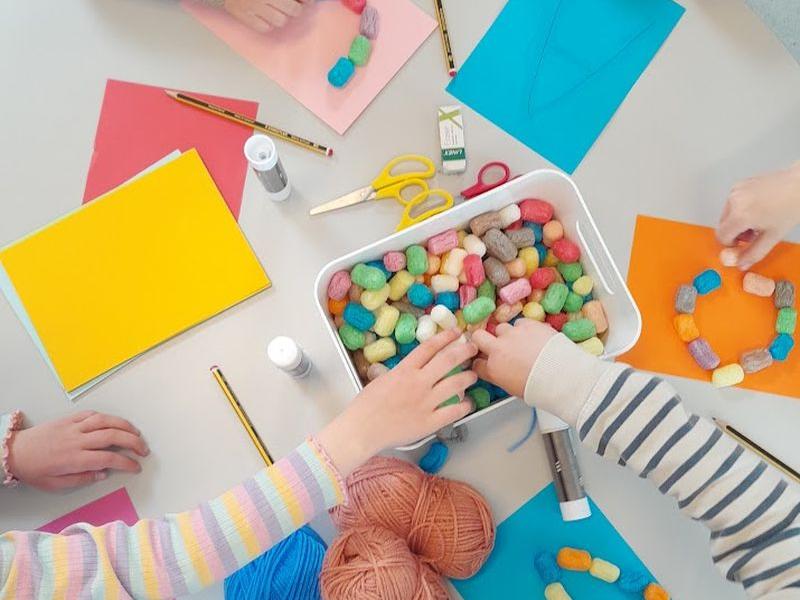 Børn, der danner bogstaver