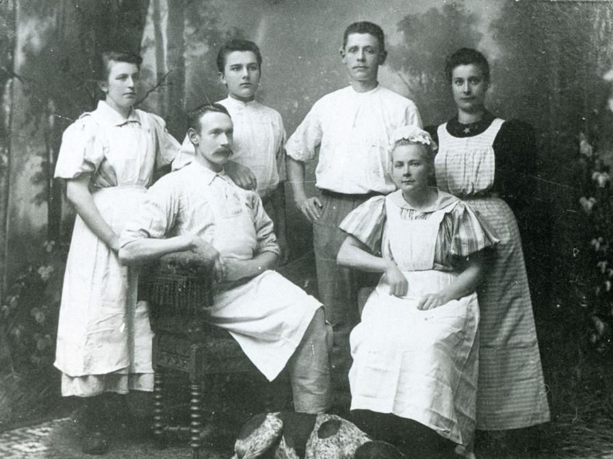 Billedet viser personalet på Kirkeby mejeri i 1890’erne.