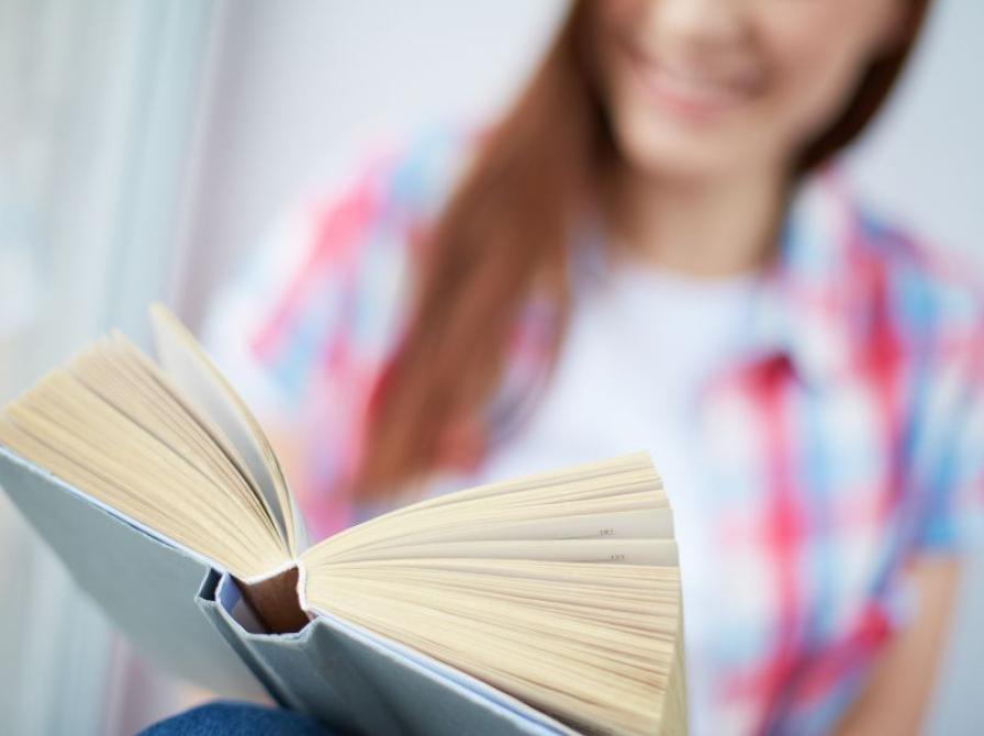 Kvinde med åben bog