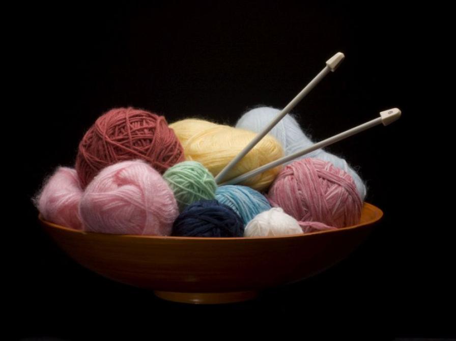 Garn og strikkepinde i fad