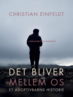 Christian Einfeldt: Det bliver mellem os : et adoptivbarns historie (Ved Fjord Trier Hansen)